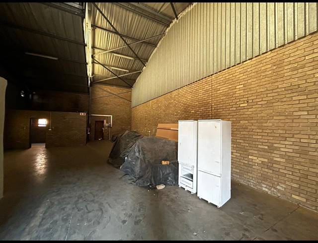 165M² WAREHOUSE TO LET IN LOMBARDY WEST